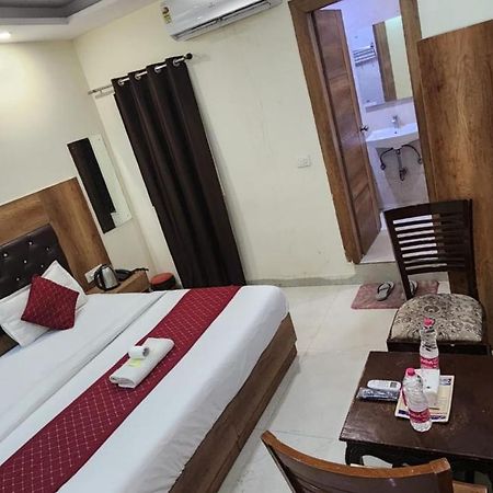 Hotel Redton New Delhi Exterior photo